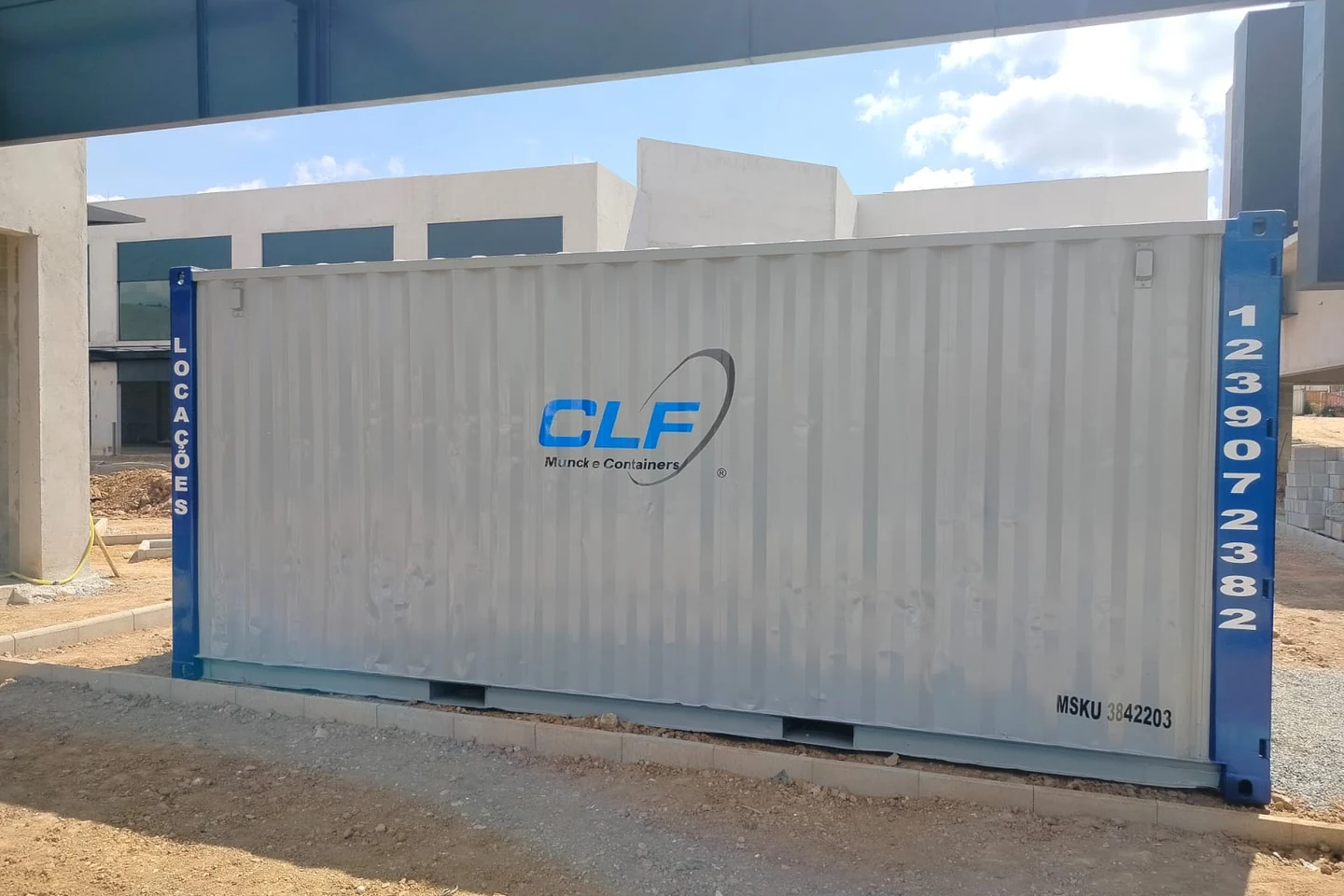 Container CLF de 20 pés usado como almoxarifado em obra