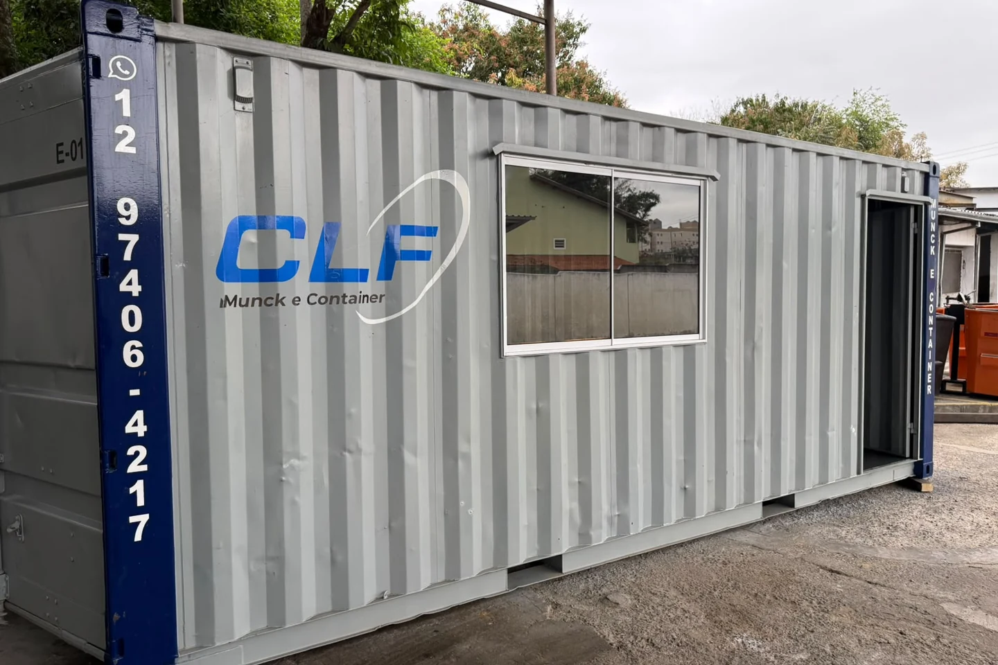 Container CLF de 20 pés adaptado como escritório, com janela e porta lateral